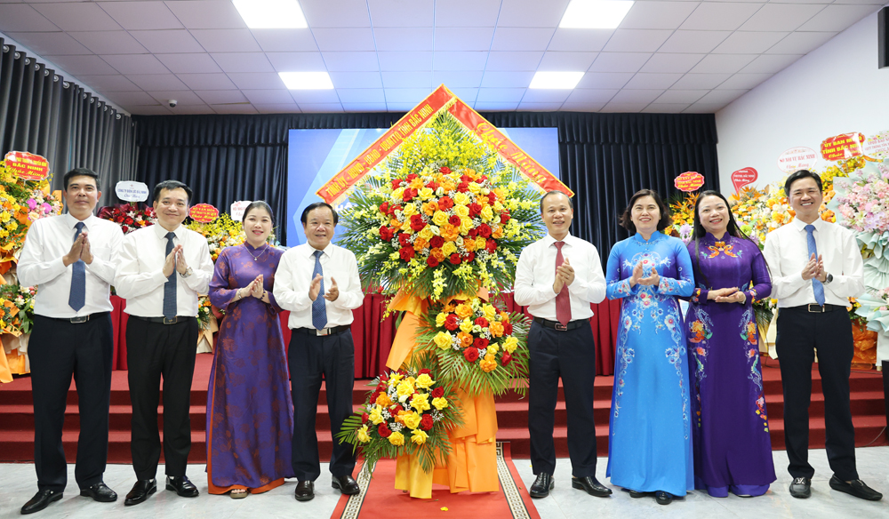 
Các đồng chí lãnh đạo tỉnh tặng hoa chúc mừng Đại hội Hội Nhà báo tỉnh.
